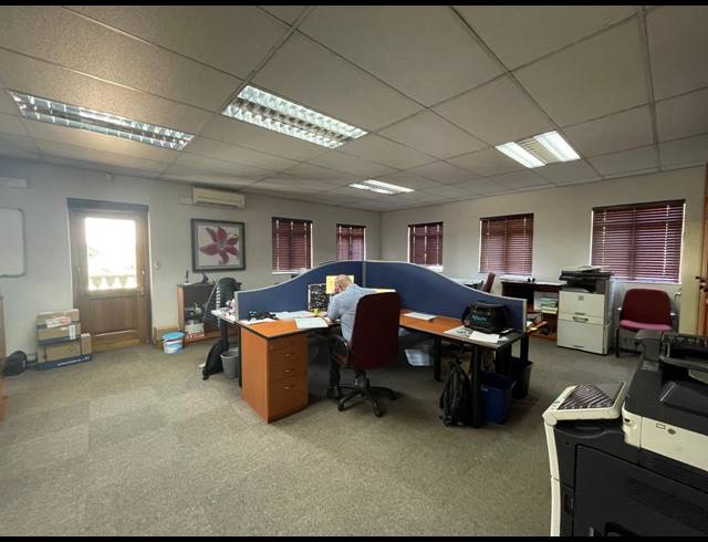 574M² OFFICE FOR SALE IN BRYANSTON